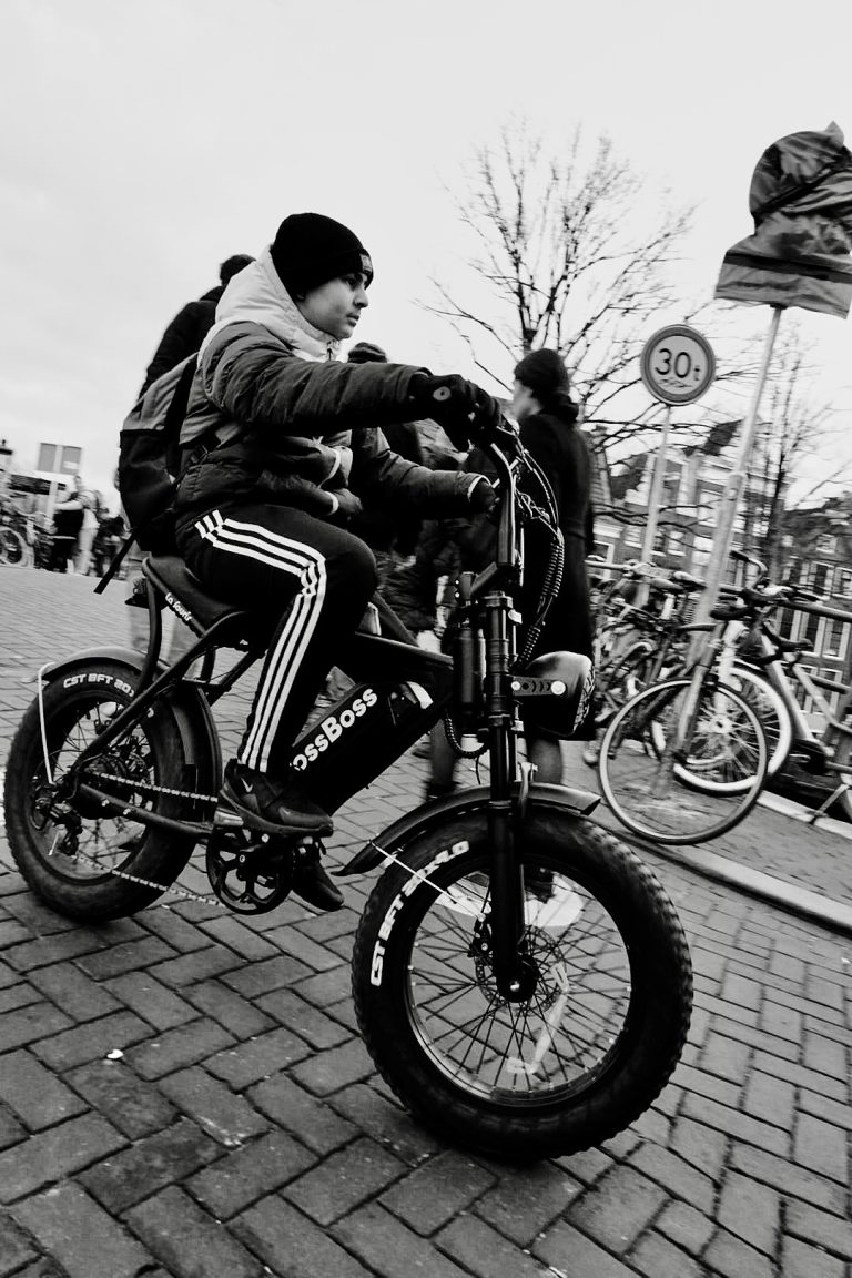 Street photo in Amsterdam, Netherlands by Frits Velthuijsen