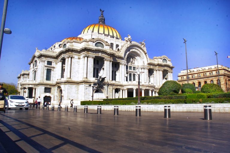 Street photo in Mexico City, Mexico by Luis Ibarra