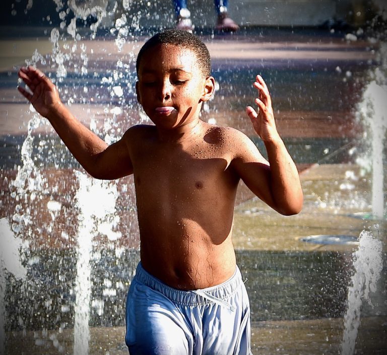 Street photo in Cincinnati, United States by Dale Dawn