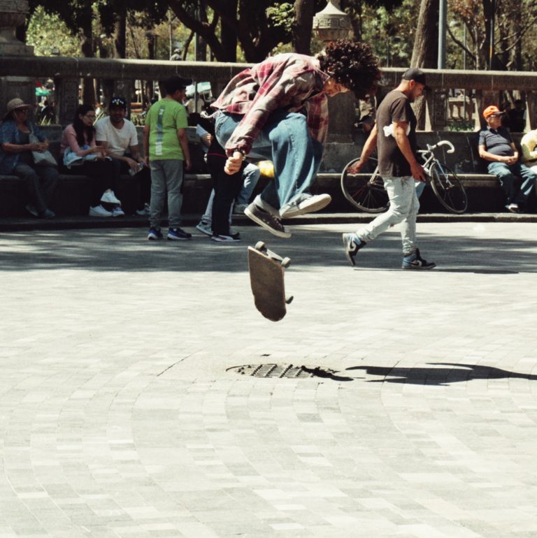 Street photo in Mexico City, Mexico by Luis Ibarra