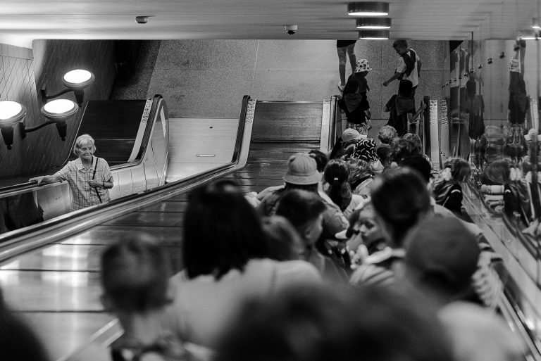 Street photo in Warsaw, Poland by Marcin Pastuszak
