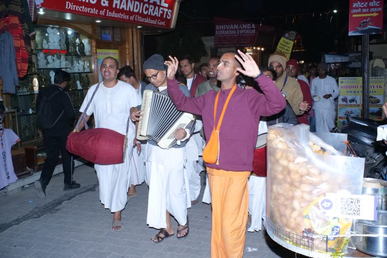 Street photo in Rishikesh, India by Vadiraj Mathad