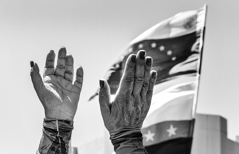 Street photo in Caracas, Venezuela by Manuel Ricardo Pérez