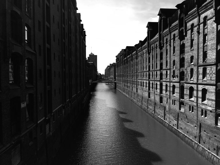 Street photo in Hamburg, Germany by Ismail Gumus