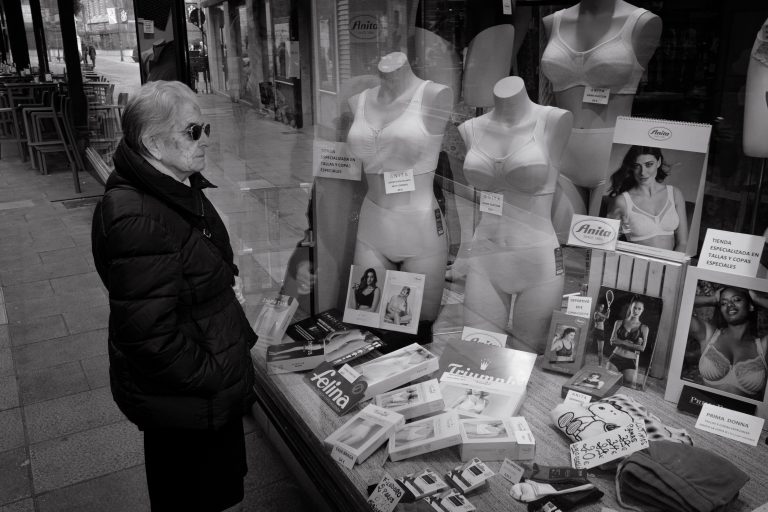 Street photo in León, Spain by Riquinho Faladeiro