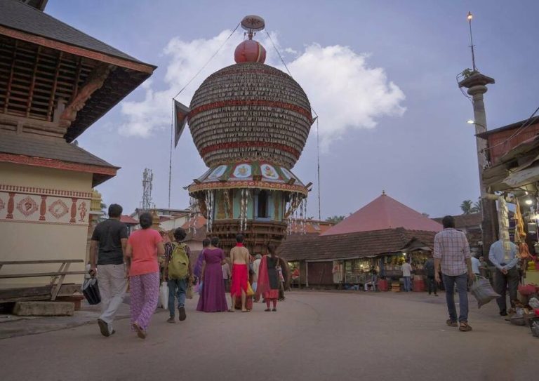 Street photo in Udupi, India by EM Rajeev