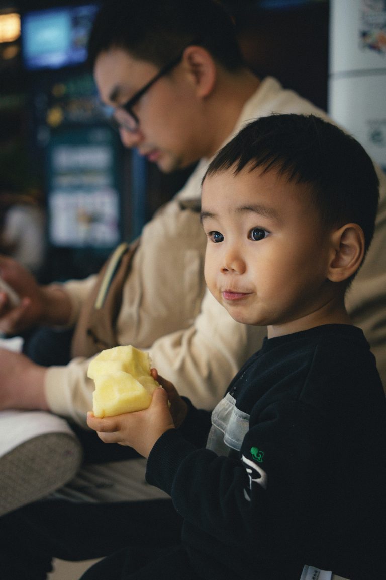 Street photo in Zhuhai, China by Lee-O Lam
