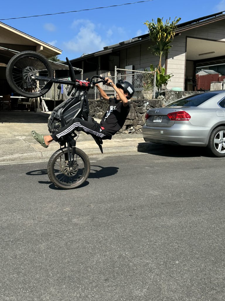 Street photo in Kahaluu, United States by Leilani Madamba
