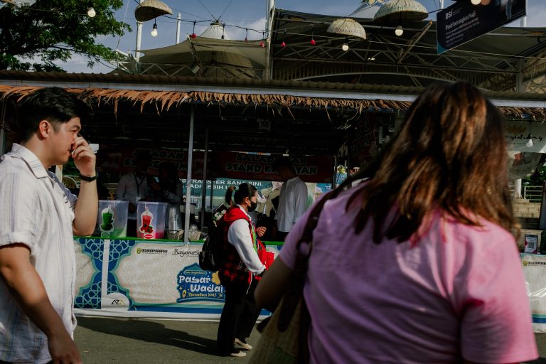 Street photo in Banjarmasin, Indonesia by Fairzha Purp