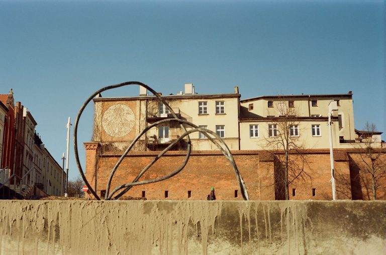 Street photo in Toruń, Poland by Christian Donn