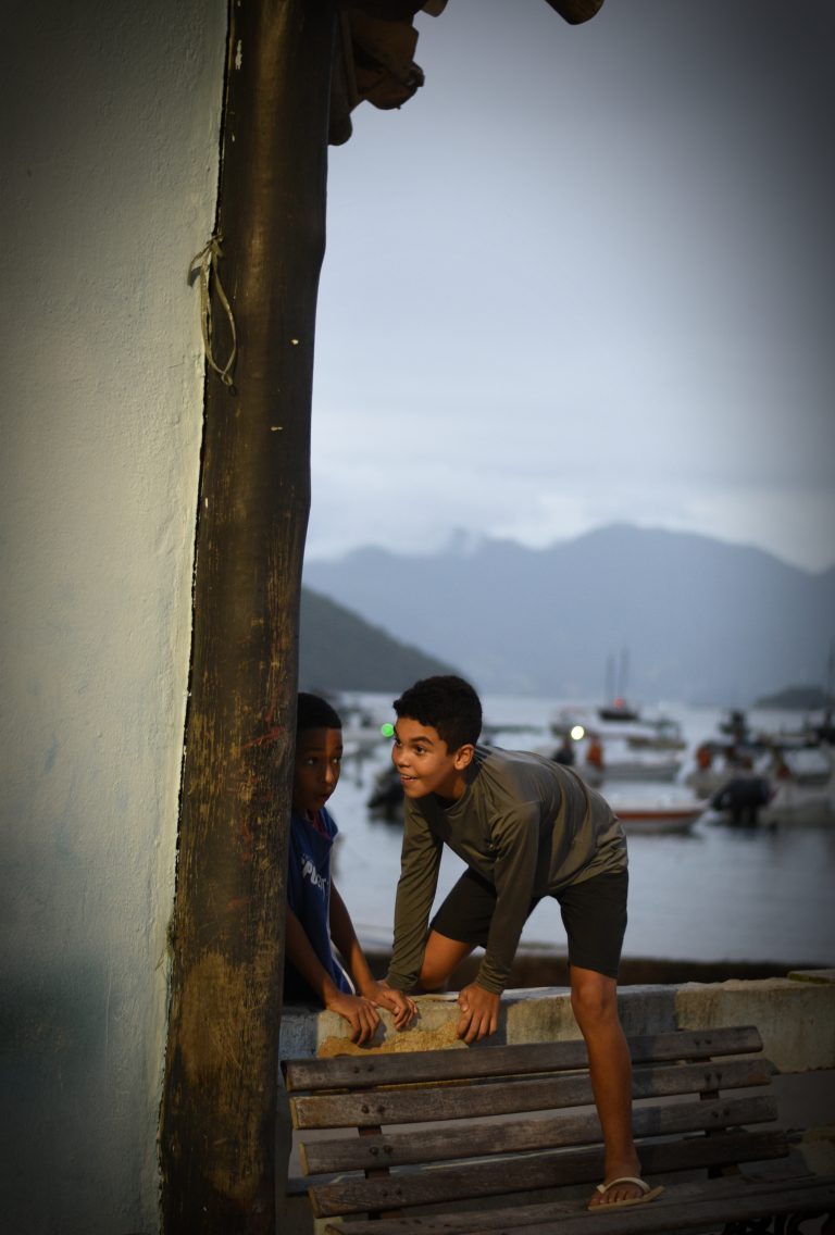 Street photo in Angra dos Reis, Brazil by Rodrigo Marcotich