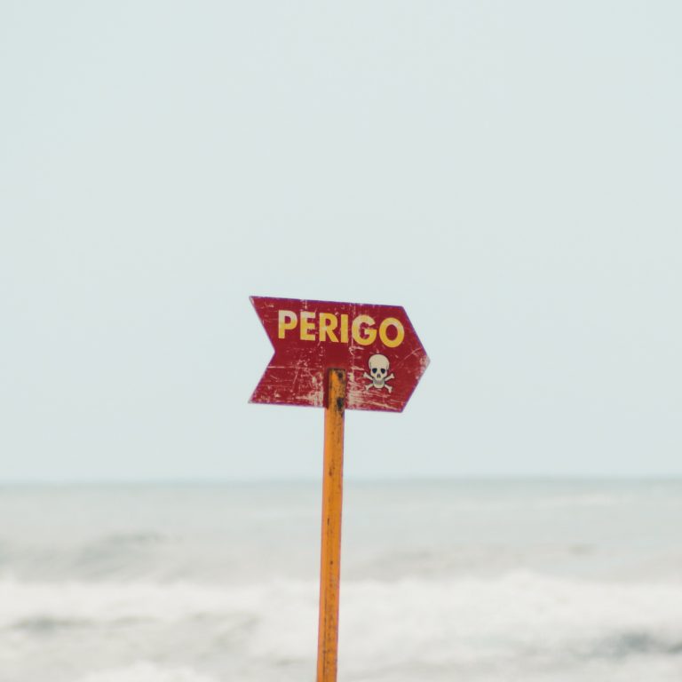 Street photo in Guarujá, Brazil by Kelvin Jesus