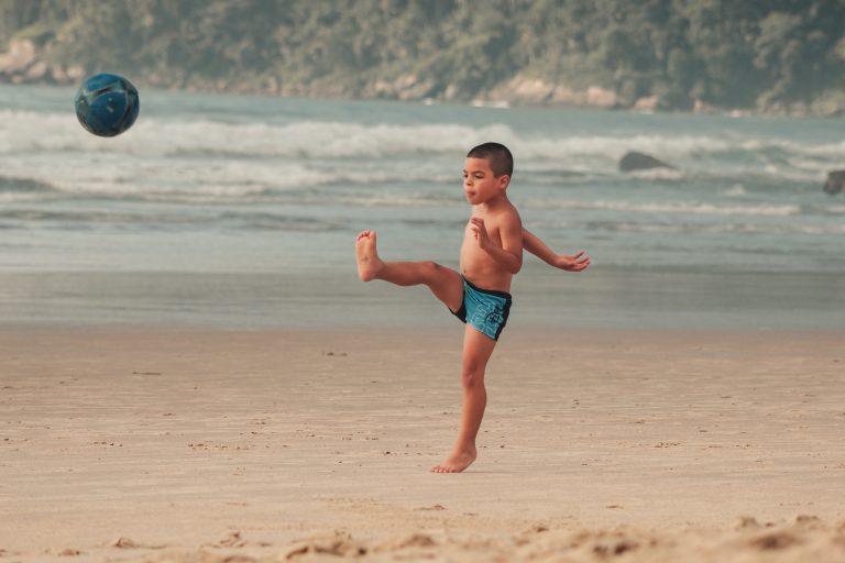 Street photo in Guarujá, Brazil by Kelvin Jesus