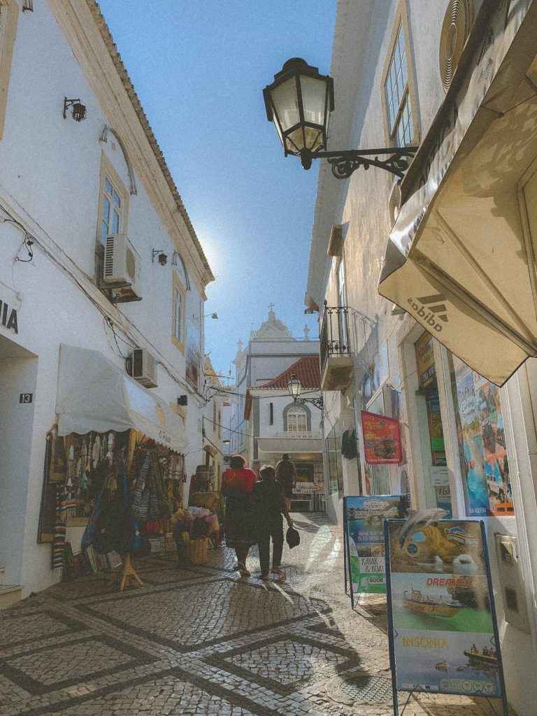 Street photo in Portugal by Henriikka Parpala