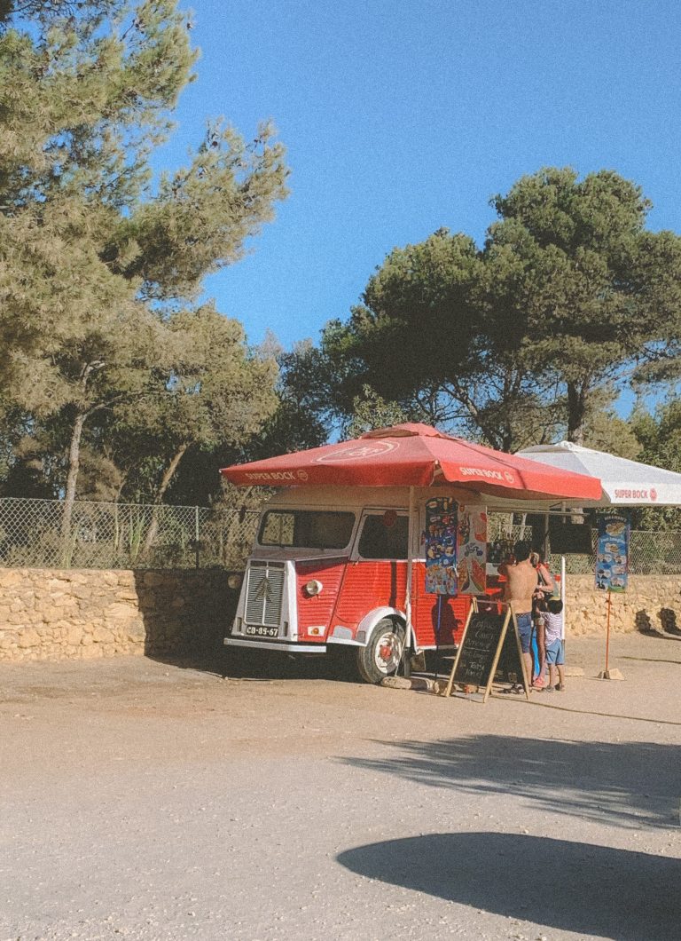 Street photo in Portimão, Portugal by Henriikka Parpala