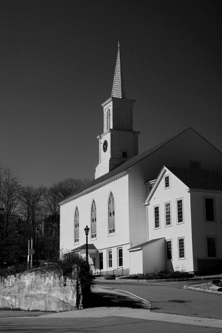 Street photo in Exeter, United States by Manuel Ricardo Pérez