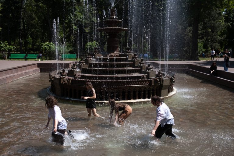 Street photo in Chişinău, Moldova by Andrei Moraru