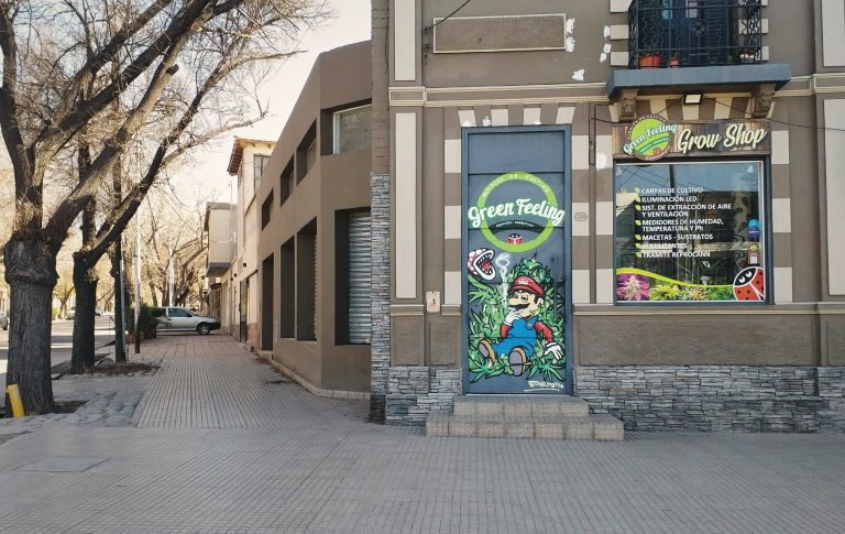 Street photo in Mendoza, Argentina by Allan Almeida