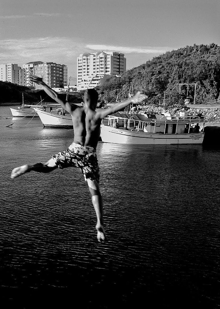Street photo in Pampatar, Venezuela by Manuel Ricardo Pérez