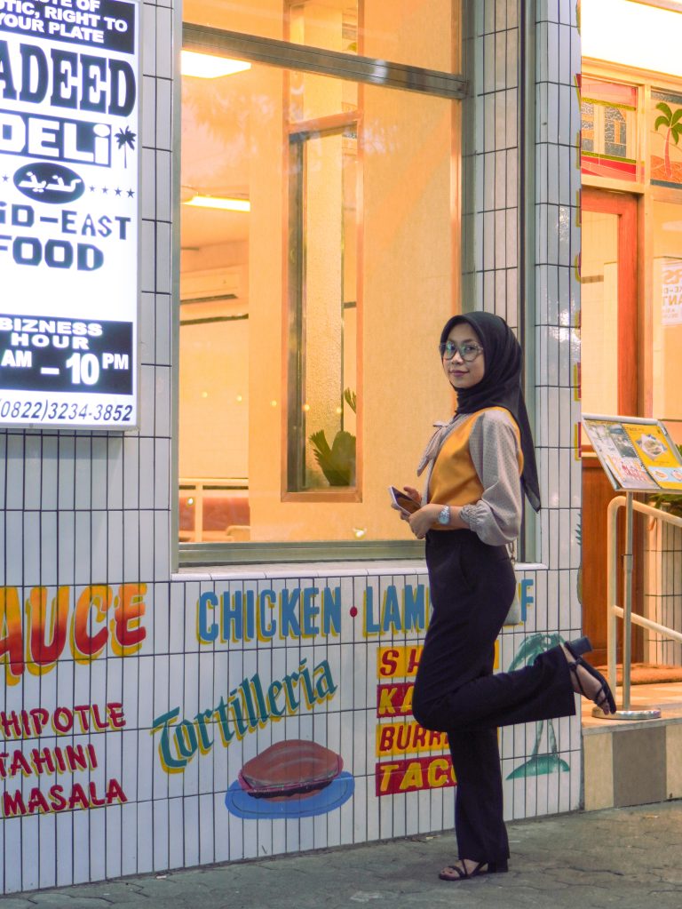 Street photo in Surabaya, Indonesia by Muhammad Faisal Fathan