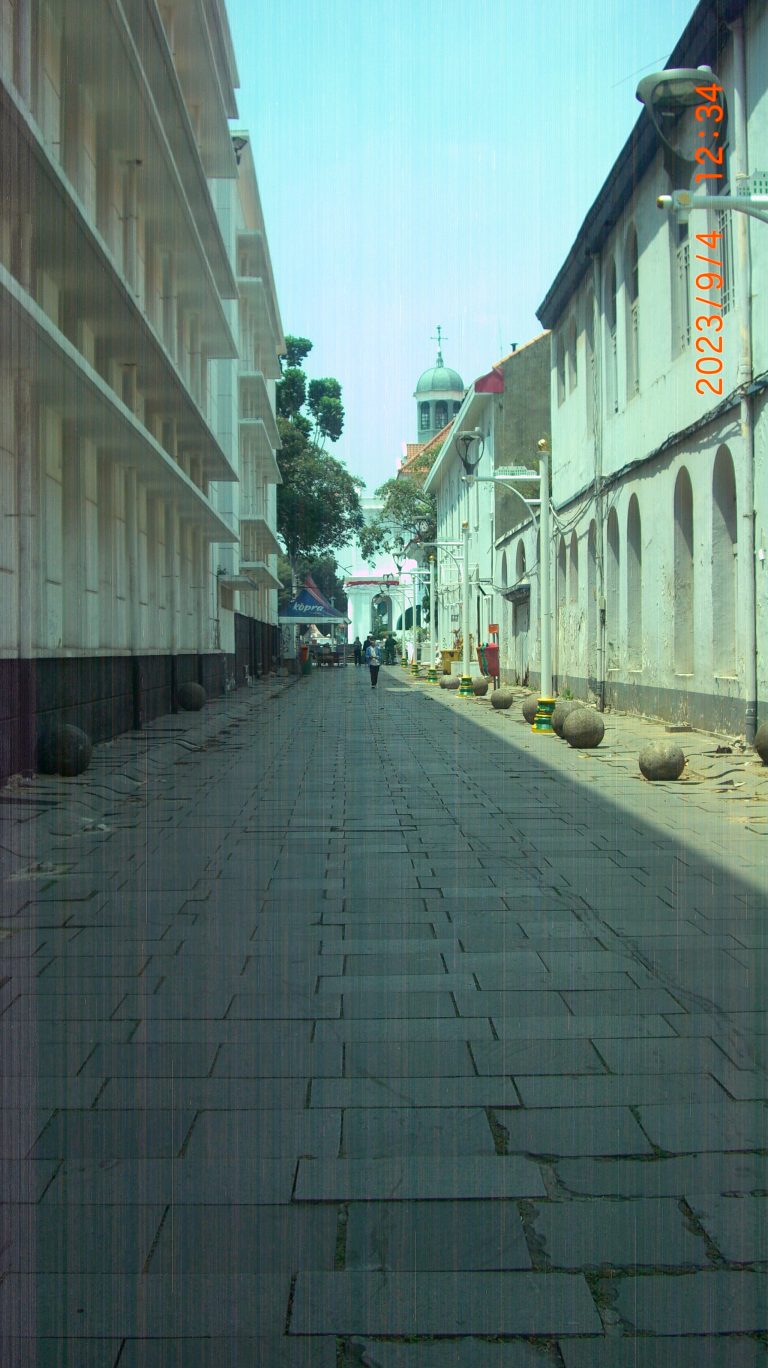 Street photo in Kota Tua, Indonesia by April Putra