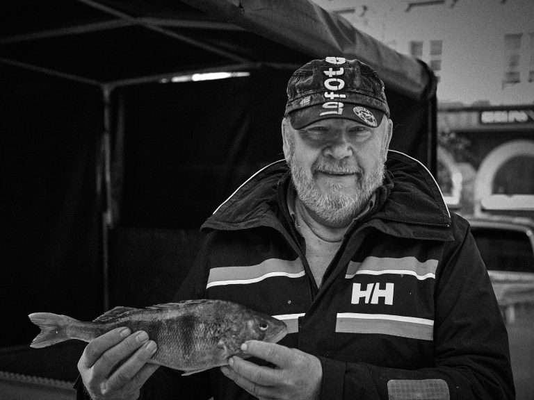 Street photo in Linköping, Sweden by Stefan Maass