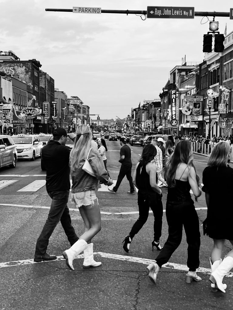 Street photo in Nashville, United States by Kevin Alansky