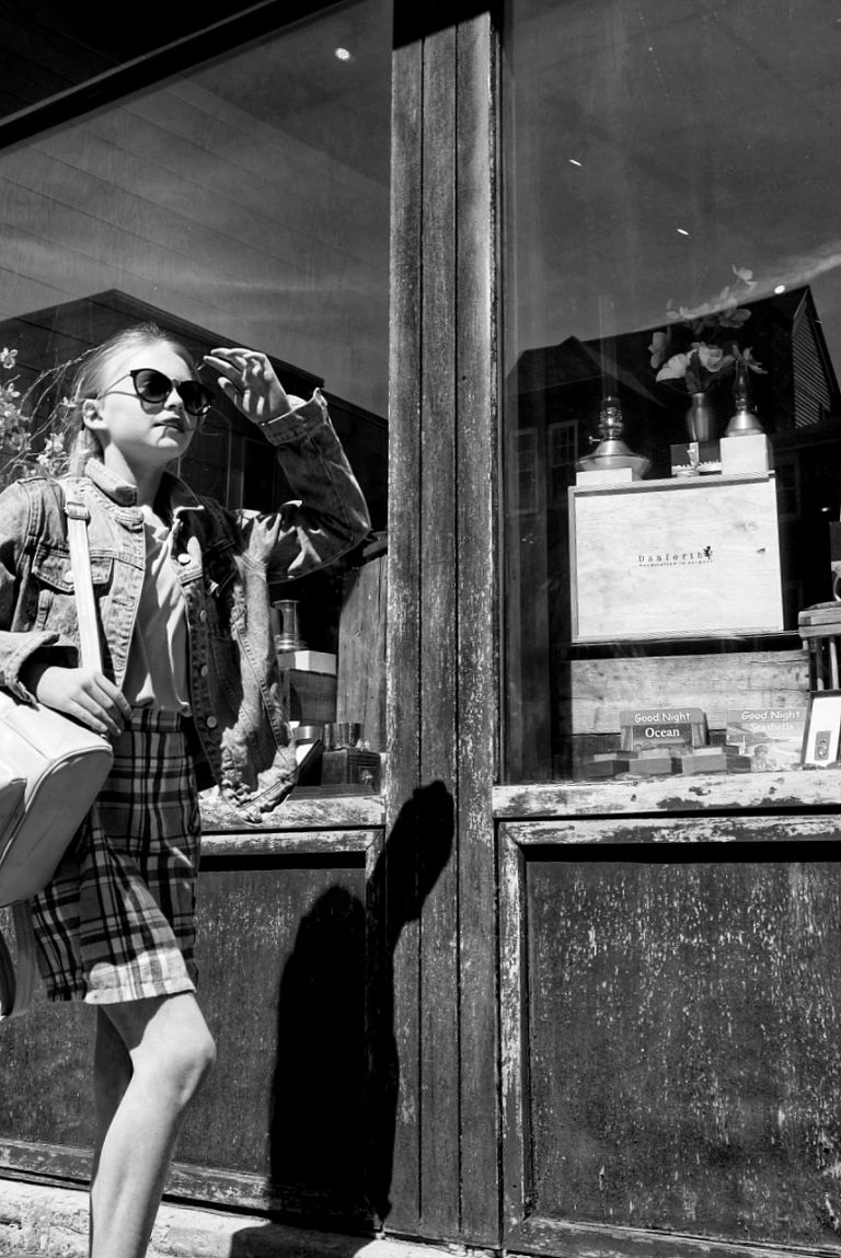 Street photo in Portsmouth, United States by Manuel Ricardo Pérez