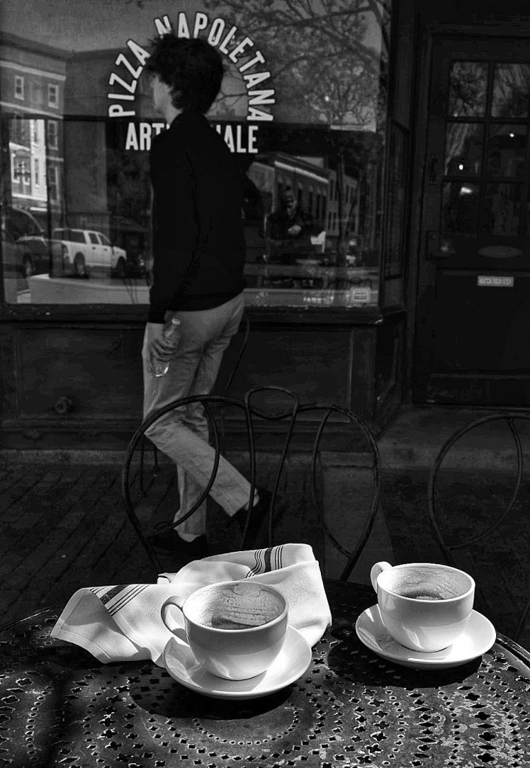 Street photo in Portsmouth, United States by Manuel Ricardo Pérez