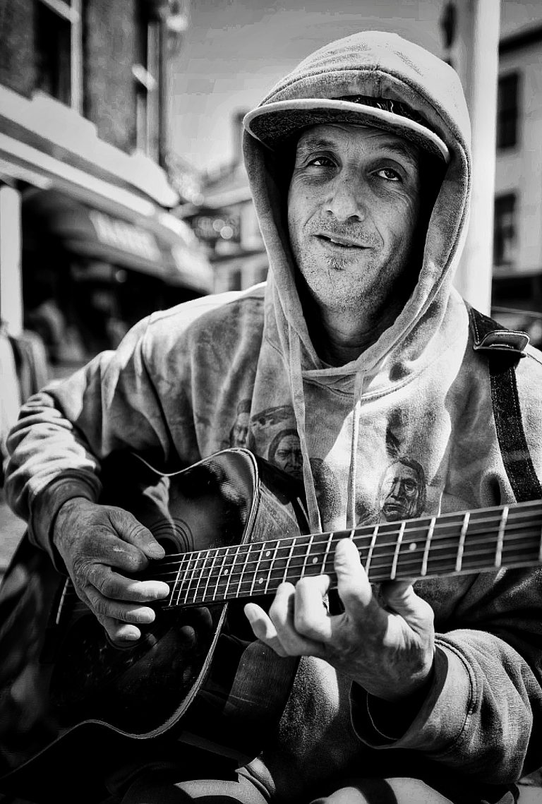 Street photo in Portsmouth, United States by Manuel Ricardo Pérez