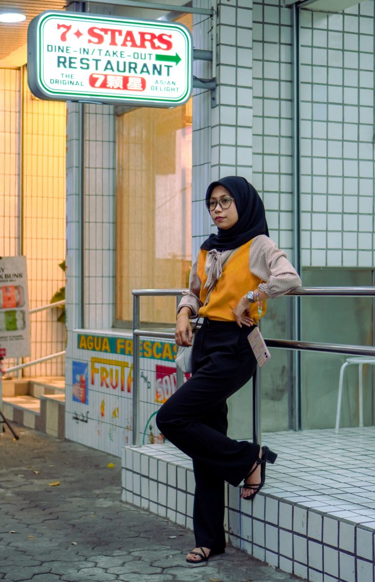 Street photo in Surabaya, Indonesia by Muhammad Faisal Fathan