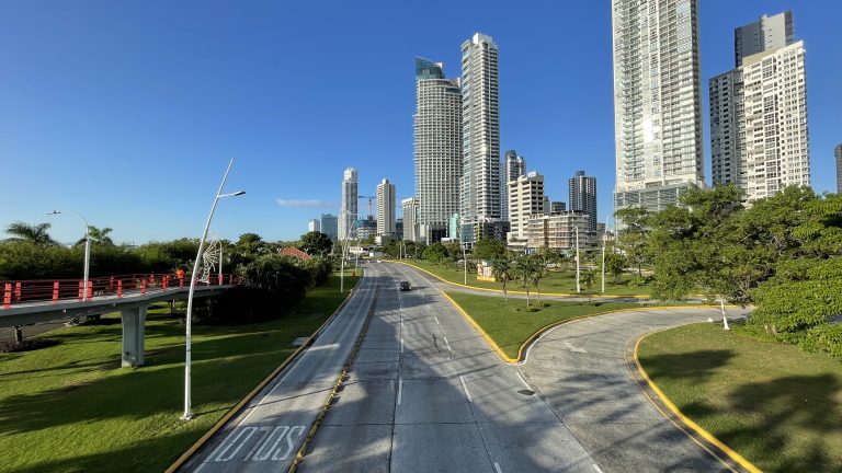 Street photo in Panama City, Panama by Patrick Souza