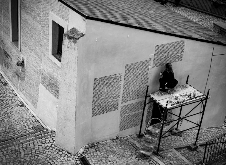 Street photo in Aielli, Italy by Javier Aleuanlli
