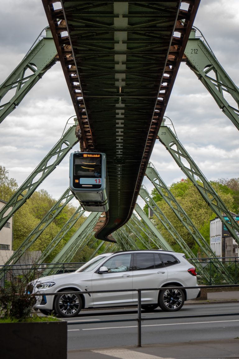 Street photo in Wuppertal, Germany by Felix Kircher