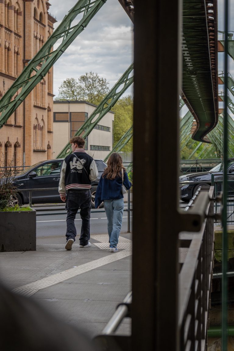 Street photo in Wuppertal, Germany by Felix Kircher