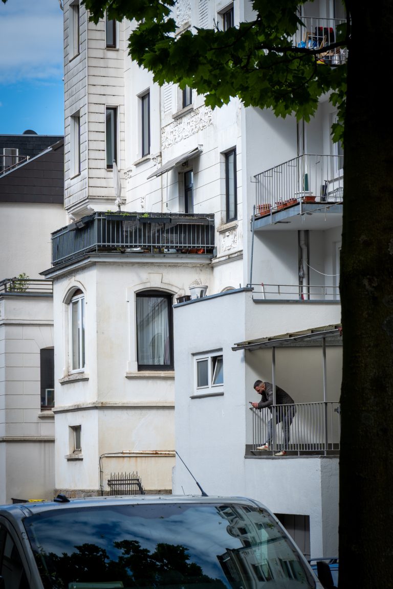 Street photo in Wuppertal, Germany by Felix Kircher