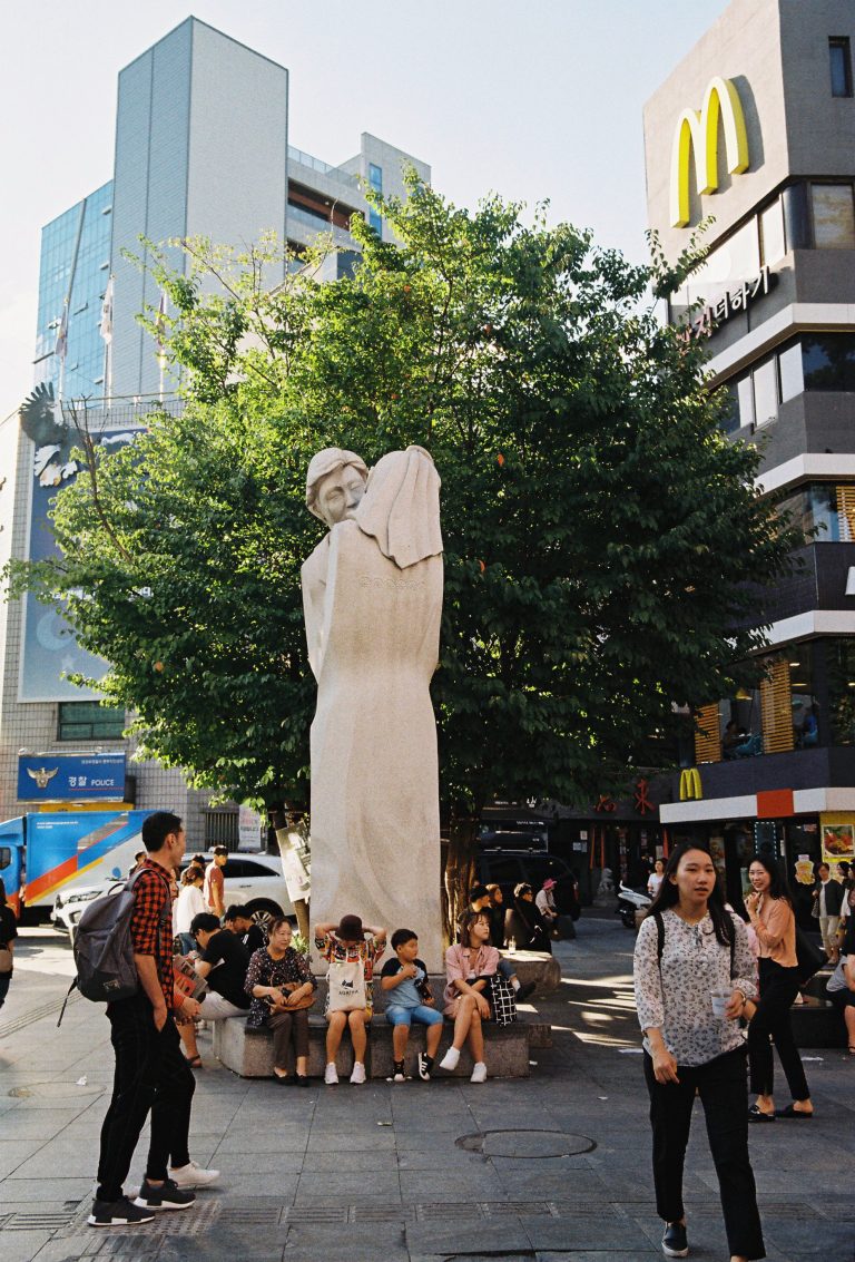 Street photo in Uijeongbu, South Korea by Nooy.