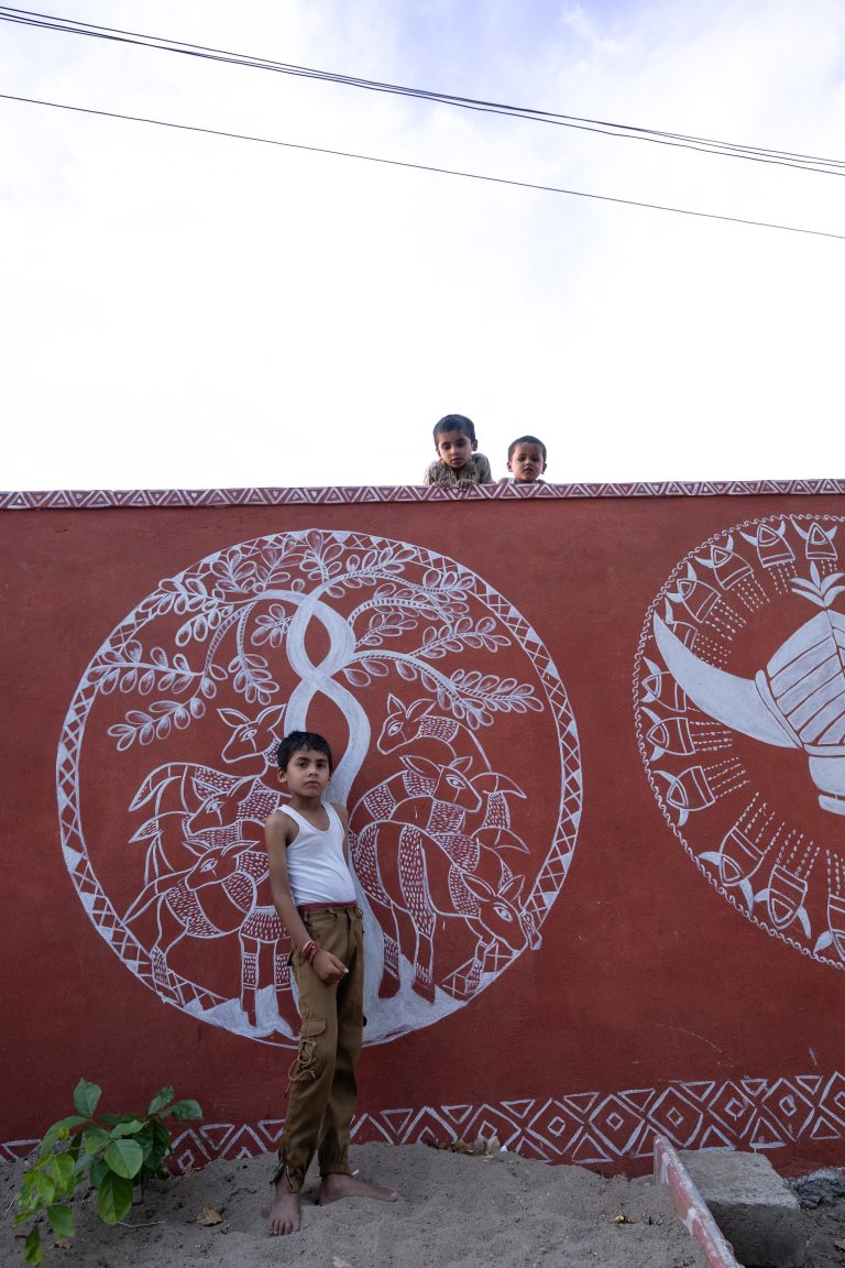 Street photo in Marlawai, India by Tanwir Mir