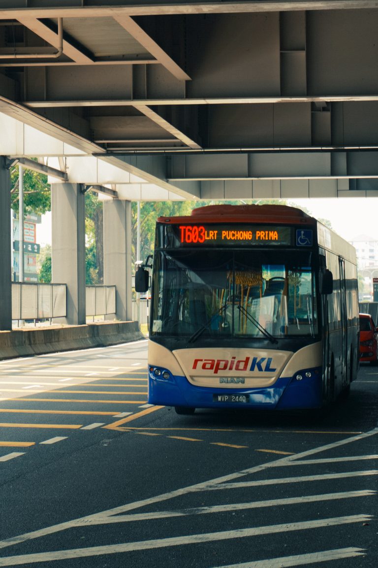 Street photo in Puchong, Malaysia by H@řiz Zahin