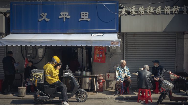 Street photo in Wuhan, China by Tan Jian