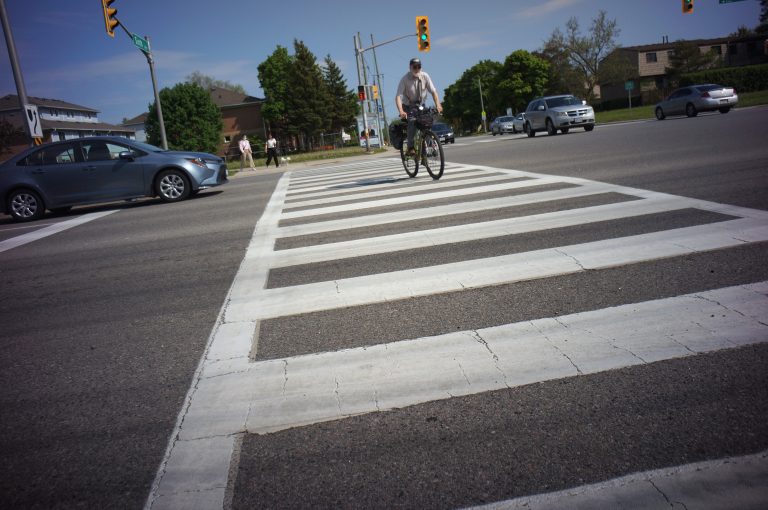 Street photo in Oakville, Canada by Orlando Dasilva