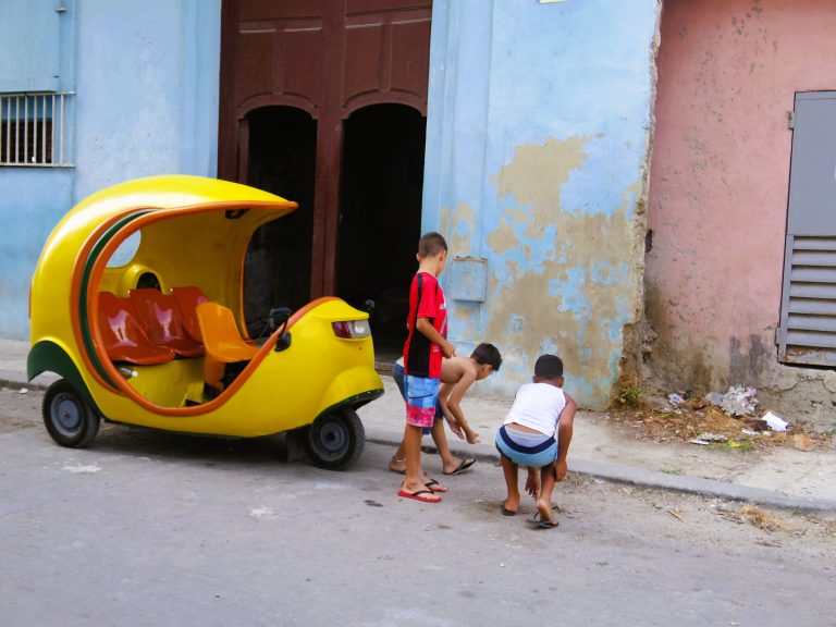 Street photo in Havana, Cuba by Ariwame Reynoso