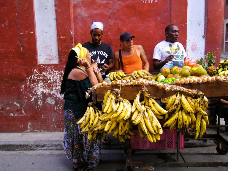 Street photo in Havana, Cuba by Ariwame Reynoso