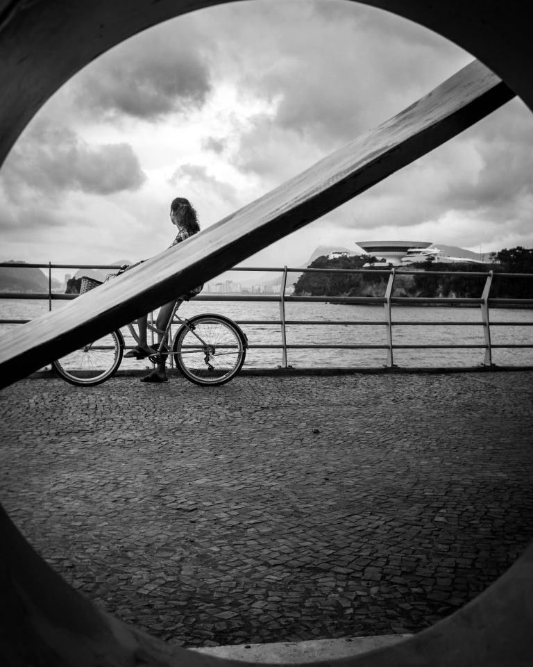 Street photo in Niterói, Brazil by Fernando Nakayama