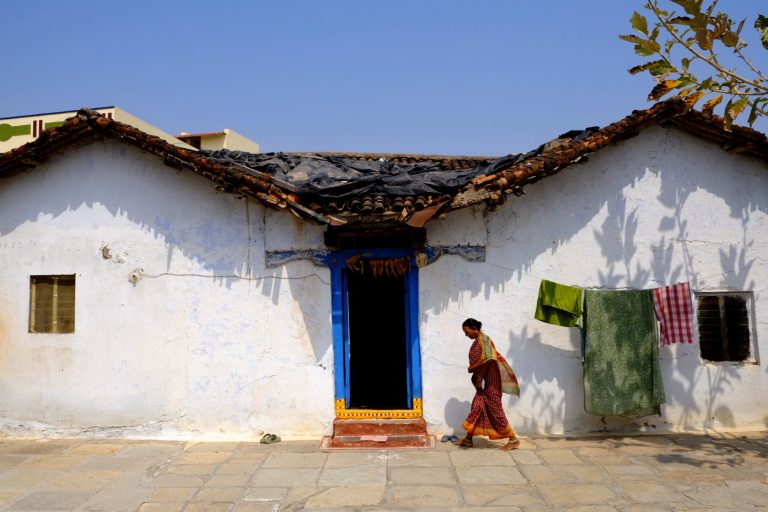 Street photo in Bhoodan Pochampally, India by Tanwir Mir