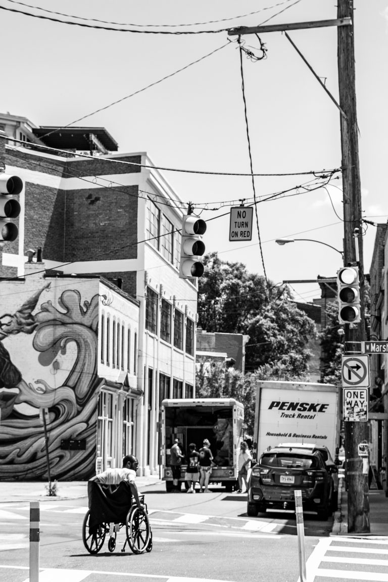 Street photo in Richmond, United States by Leo Crespo