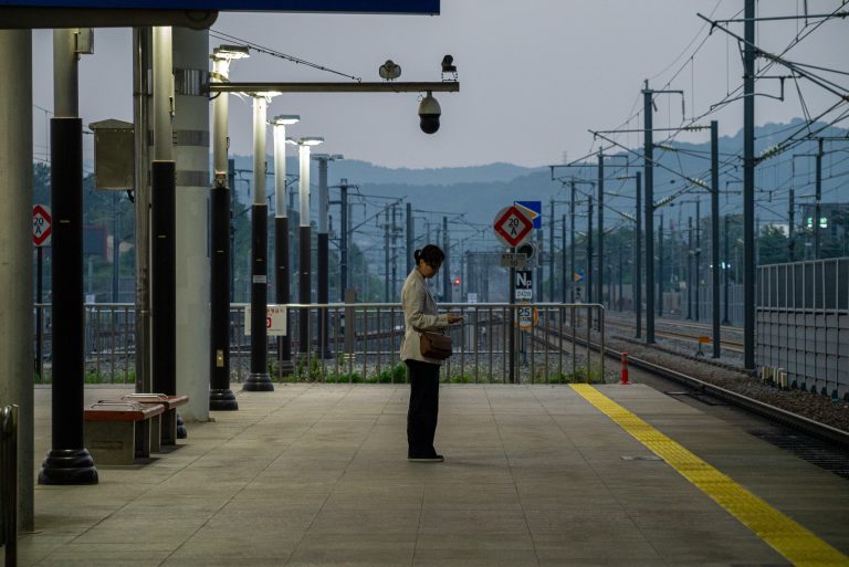 Street photo in Cheongju, South Korea by Jvak Cheon