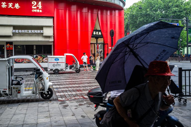 Street photo in Suzhou, China by Roundup1 Roundup1