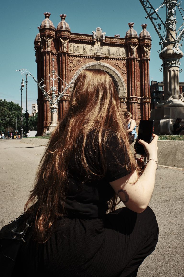 Street photo in Barcelona, Spain by Rober Tomás