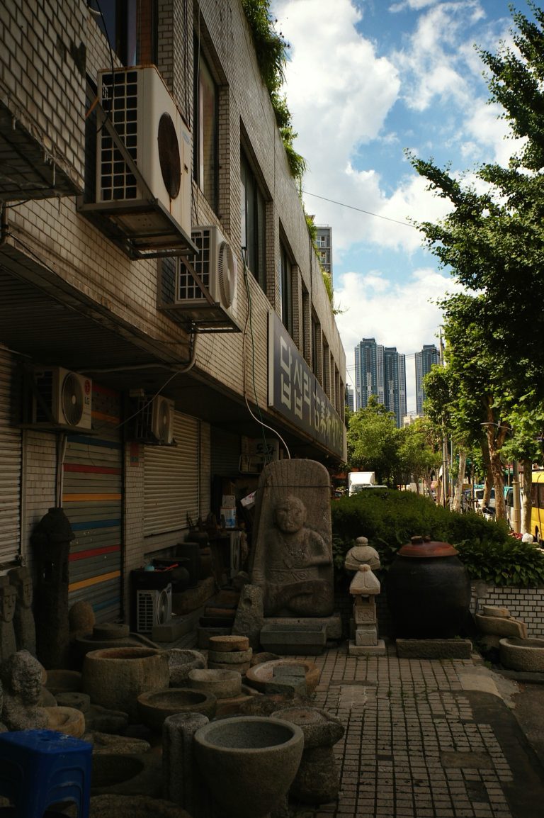 Street photo in Seoul, South Korea by Shin Hwan
